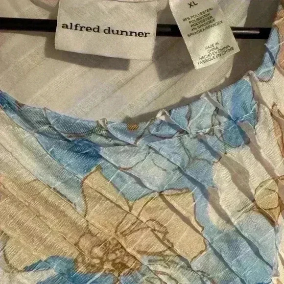 Women’s XL Alfred Dunner top EUC with ruffle detail - Picture 2 of 3